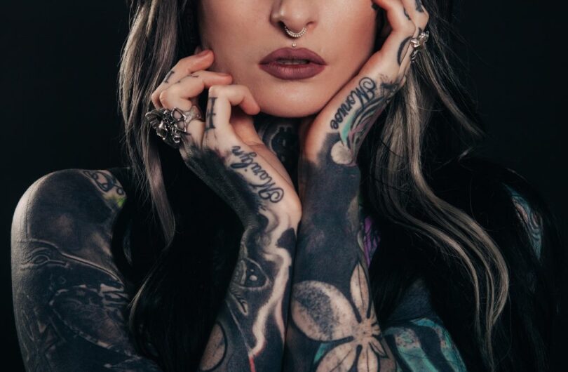 jeune femme avec tatouage au doigt (2)
